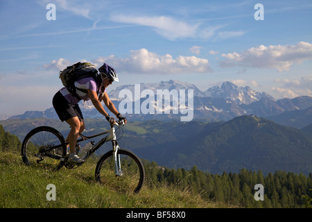 Mountain bike rider sur une seule piste à mt. kreuzkofel, dans l'arrière mt. marmolada, naturpark-fanes sennes-Prags, Trentino, au sud Banque D'Images