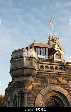 Détail de Château Belvedere, Vista Rock, dans Central Park, New York City, États-Unis d'Amérique, avec un garçon à la recherche sur le balcon. Banque D'Images