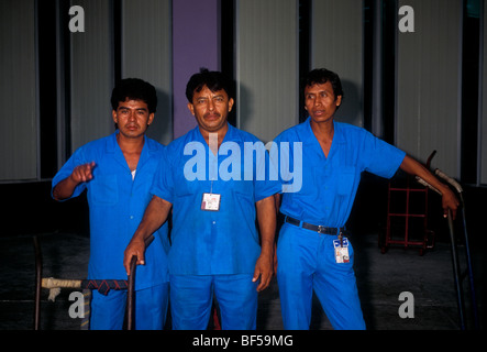 Les mexicains les Mexicains personne hommes hommes préposés aux bagages portant des uniformes bleus à l'Aéroport International de Cancun Cancun Mexique Banque D'Images