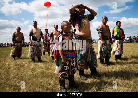 Les lutteurs mongols pendant le Naadam Festival, Xilamuren, prairie, de la ville de Baotou Région autonome de Mongolie intérieure, Chine Banque D'Images