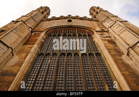 Façade de King's College Chapel vu du King's Parade, Cambridge, Cambridgeshire, Angleterre, Royaume-Uni, Europe Banque D'Images