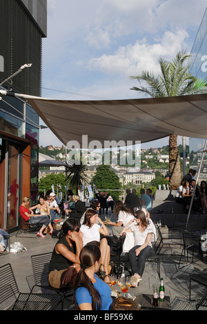 Les gens assis dans un bar à peu de place du château, Stuttgart, Bade-Wurtemberg, Allemagne Banque D'Images