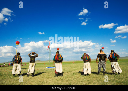 Les lutteurs mongols pendant le Naadam Festival, Xilamuren, prairie, de la ville de Baotou Région autonome de Mongolie intérieure, Chine Banque D'Images