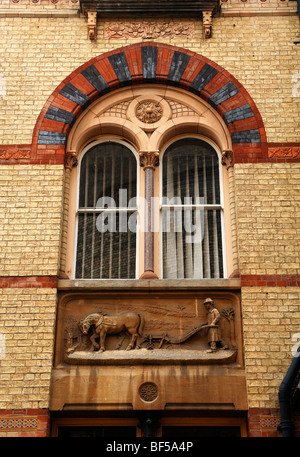 Scène rurale en relief avec une fenêtre à l'ancien Grenier, Chambre de commerce, Cambridge, Cambridgeshire, Angleterre, Royaume-Uni, Eur Banque D'Images