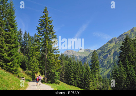 Randonnées dans la vallée de Kleinwalsertal, Turatal, peu Vallée Walser, Vorarlberg, Autriche, Alpes Allgaeu, Europe Banque D'Images