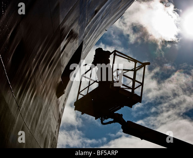 Chalutier de peinture au chantier naval, Reykjavik, Islande Banque D'Images