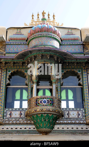 City palace d'Udaipur, Peacock cour, détail de la façade avec balcon, Udaipur, Rajasthan, Inde du Nord, l'Inde, l'Asi Banque D'Images