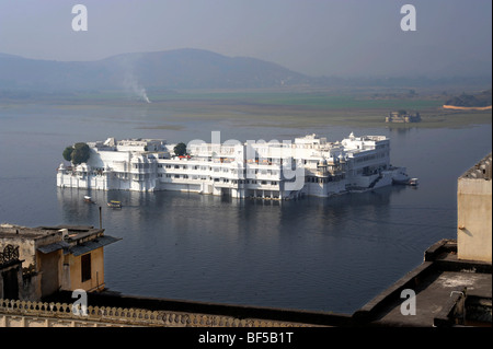 Vue depuis le palais de la ville sur le Lake Palace Hotel dans le lac Pichola, Udaipur, Rajasthan, Inde du Nord, Inde, Asie du Sud, Asie Banque D'Images