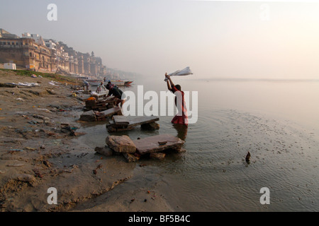 Rondelle en le Gange, Varanasi, Inde, Asie du Sud Banque D'Images