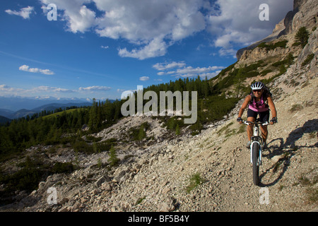 Mountain bike rider sur une seule piste à mt. kreuzkofel, naturpark-fanes sennes-Prags, le Trentin, le Tyrol du sud, Italie, Europe Banque D'Images