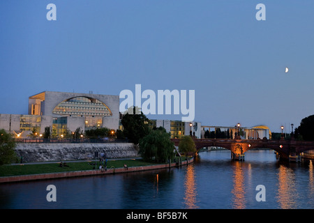 Chancellerie fédérale avec pont Moltke comme vu d'une banque de la rivière Spree un soir d'été, Mitte, Berlin, Germany, Europe Banque D'Images