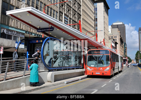 Système de bus de ville moderne, Rea Vaya, Bus de transport en commun rapide, BRT, devrait être opérationnel pour la Coupe du Monde 2010, Banque D'Images