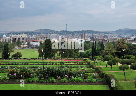 Vue des jardins de l'Union Buildings en direction du centre-ville de Pretoria, Afrique du Sud, l'Afrique Banque D'Images