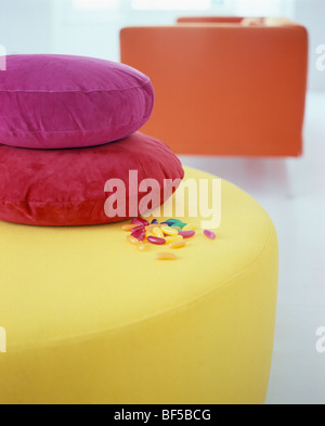 Close-up de coussins de velours rouge et rose jaune tabouret moderne sur les meubles rembourrés Banque D'Images