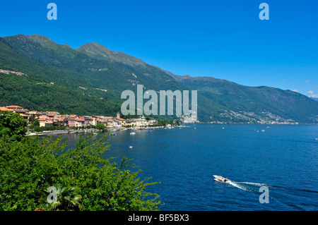 Vue urbaine avec Lago Maggiore lake, Cannobio, Piedmont, Italy, Europe Banque D'Images