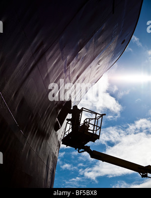 Chalutier de peinture au chantier naval, Reykjavik, Islande Banque D'Images