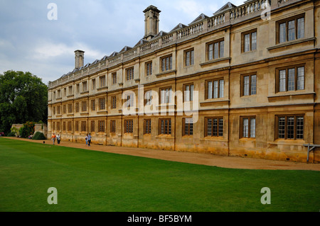 Vue partielle de la "King's College", fondée en 1441 par le Roi Henry VI., King's Parade, Cambridge, Cambridgeshire, Angleterre Banque D'Images