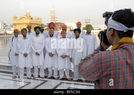 Photo de groupe, le Golden Temple, Amritsar, Punjab, en Inde, en Asie du Sud Banque D'Images