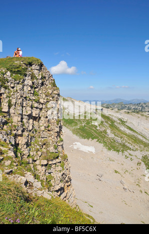 Pause sur la façon de le sommet de la montagne Hoher Ifen, Vorarlberg, Autriche, Alpes Allgaeu, Europe Banque D'Images