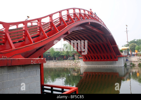 Réplique d'un pont en bois cintrées de la dynastie Song, Millennium Park, ville de Kaifeng, province de Henan, Chine Banque D'Images