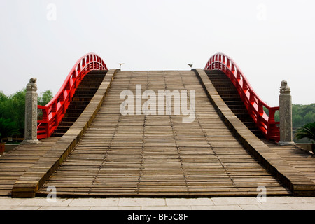 Réplique d'un pont en bois cintrées de la dynastie Song, Millennium Park, ville de Kaifeng, province de Henan, Chine Banque D'Images