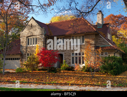 Belle grande maison de famille à l'automne Banque D'Images