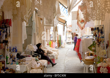 Lane avec produits bonneterie, souvenirs, Omodos dans les montagnes Troodos, Chypre, Grèce, Europe Banque D'Images