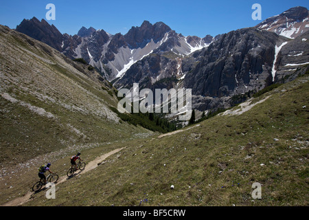 Les coureurs de vélo de montagne sur le sentier entre le Kreuzjoch gorge de montagne à la ju dles Cacagnares, Parco Naturale Fanes-Sennes-B Banque D'Images