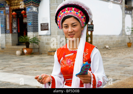 Minorité ethnique Bai jeune femme semelle couture, Lijiang, Province du Yunan, Chine Banque D'Images