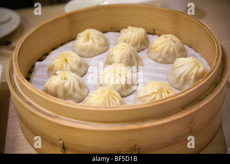 Xiao Long Bao (aka Shanghai boulettes soupe) dans un panier à vapeur en bambou, Din Tai Fung Restaurant, Taipei, Taiwan Banque D'Images