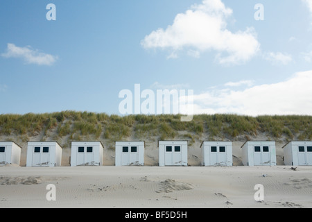 Cabines de plage en bois contre un ciel bleu, près de la plage de la réserve naturelle de Slufter, Texel, Hollande, Pays-Bas, Europe Banque D'Images