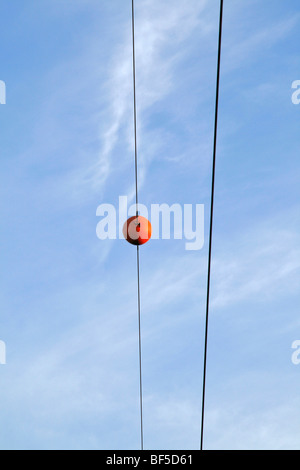 Les lignes d'alimentation, ligne de transmission, marqueur orange comme l'identification des obstacles de la circulation aérienne Banque D'Images