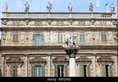 Magnifique façade en face d'un lion statue sur une colonne, Vérone, Italie, Europe Banque D'Images