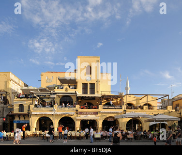 Restaurant sur la Platia Ippokratou, Rhodes, Rhodes, Grèce, Europe Banque D'Images