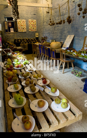 Harvest Festival affichage à dans le Bothy à Painswick Rococo Gardens dans les Cotswolds Banque D'Images