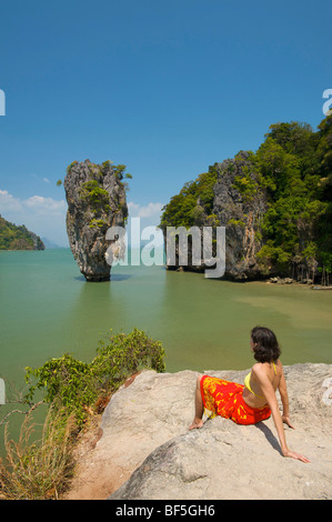 Woman looking at the Rock James Bond dans l'Phnag Nga Bay, Thaïlande, Asie Banque D'Images