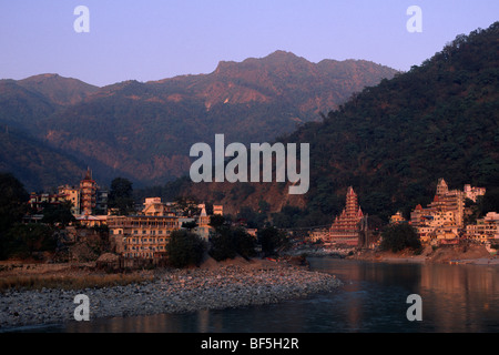 Inde, Uttarakhand, Rishikesh, Gange River, Lakshman Jhula Banque D'Images