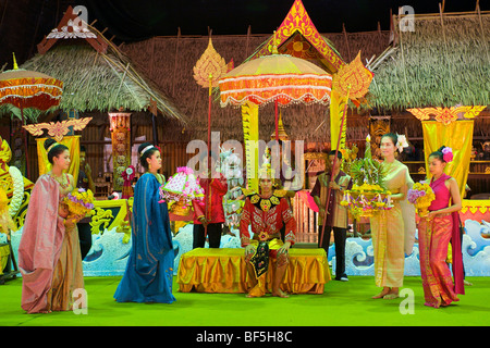 Dance show dans la ville de Phuket, à la représentation d'un mariage traditionnel, l'île de Phuket, Thaïlande, Asie Banque D'Images