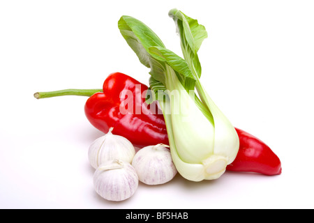 Une sélection de fruits et légumes multicolores exotiques isolés contre fond blanc. Banque D'Images