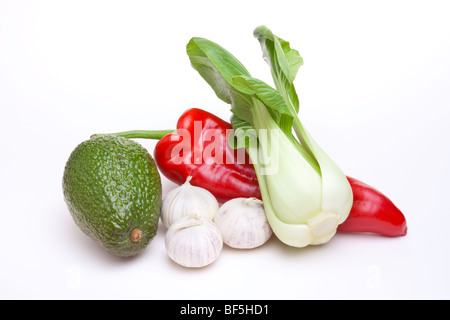 Une sélection de fruits et légumes multicolores exotiques isolés contre fond blanc. Banque D'Images