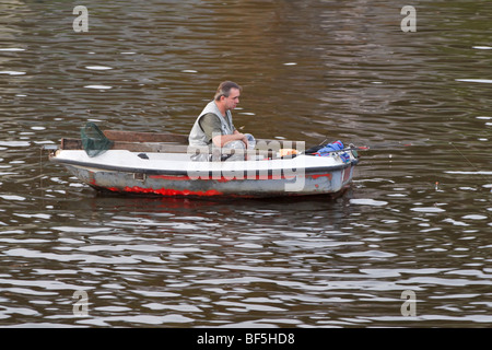 Homme tchèque à partir d'un bateau de pêche sur la rivière Vltava, Prague, République Tchèque Banque D'Images