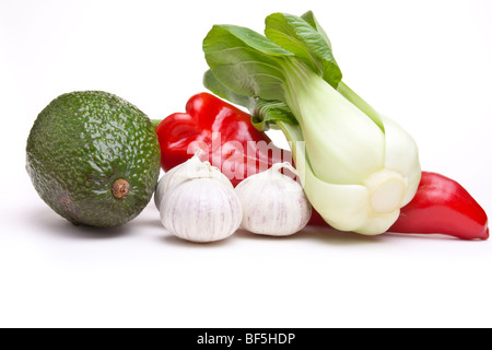 Une sélection de fruits et légumes multicolores exotiques isolés contre fond blanc. Banque D'Images