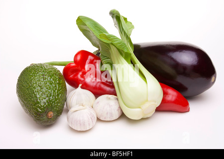 Une sélection de fruits et légumes multicolores exotiques isolés contre fond blanc. Banque D'Images