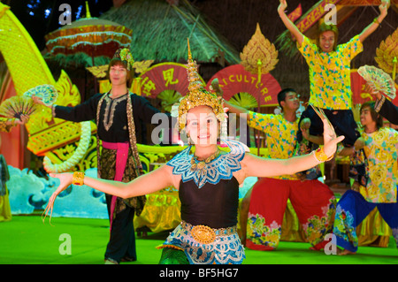 Danseuse de dance show dans la ville de Phuket, l'île de Phuket, Thaïlande, Asie Banque D'Images