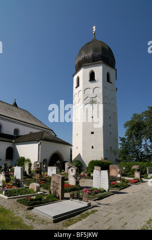 Frauenwoerth Munster avec Bell Tower et le cimetière, Fraueninsel, Lady's Island, le lac de Chiemsee, Bavaria, Germany, Europe Banque D'Images