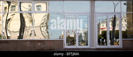 Réflexion sur la façade de verre du bâtiment, Ekaterinbourg, Russie Banque D'Images