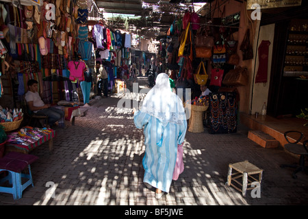 Une femme en hijab marche dernières souk dans la médina de Marrakech, Maroc Banque D'Images