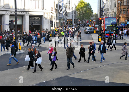 Oxford Circus sur les passages pour piétons diagonal Ouverture officielle Banque D'Images