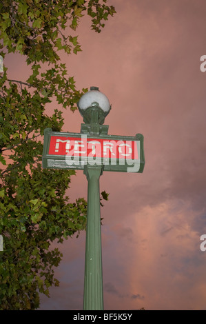 Metro signe sur les Champs-Élysées à Paris sur une chaude soirée d'automne Banque D'Images