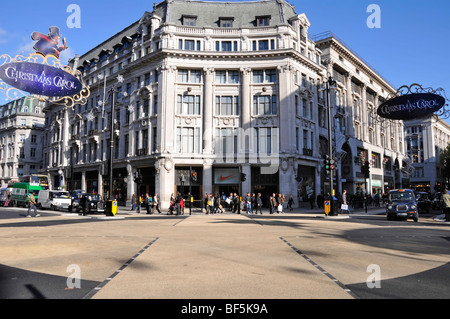 Oxford Circus sur les passages pour piétons diagonal Ouverture officielle Banque D'Images